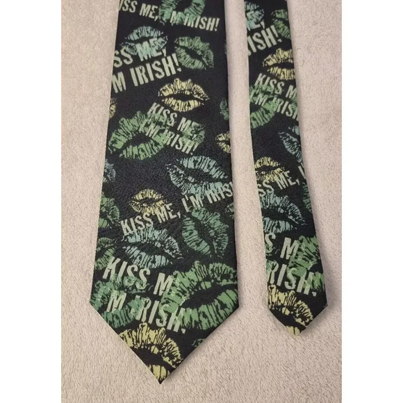 Vintage Ralph Marlin & Co Kiss Me I'm Irish Green Lips Polyester Necktie 1995 - Picture 1 of 10
